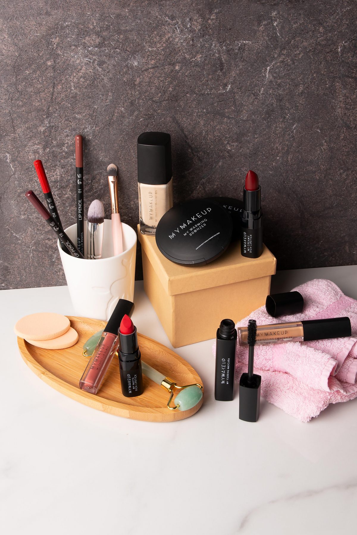 Immagine con diversi prodotti makeup